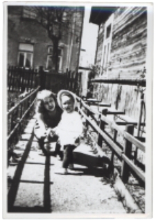 Matka z córką w ogrodzie, ul. Próżna 2, Białystok, 1976 r.