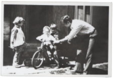 Dzieci na roweże, ul. Próżna 2, Białystok, 1976 r.