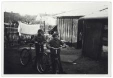 Chłopcy z rowerami, ul. Próżna 2, Białystok, 1972 r.