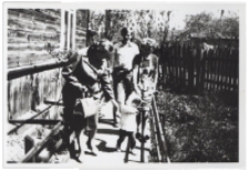 Zdjęcie rodzinne przed domem, ul. Próżna 2, Białystok, 1972 r.