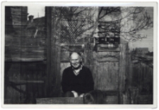 Roman Maksimiuk przed domem, ul. Próżna 2, Białystok, lata 80. XX w.