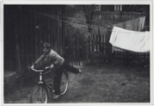 Chłopiec na rowerze, ul. Próżna 2, Białystok, 1972 r.