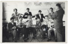 Szkolny zespół muzyczne prowadzony przez Romana Maksimiuka, Białystok, lata 50-60. XX w.