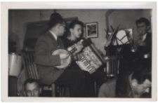 Szkolny zespół muzyczny prowadzony przez Romana Maksimiuka, Białystok, lata 50-60. XX w.