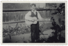 Mężczyzna z gitarą, ul. Próżna 2, Białystok, lata 70. XX w.