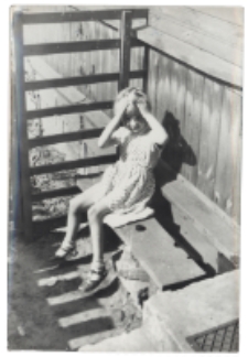 Dziecko na ławce przed domem, ul. Próżna 2, Białystok, 1972 r.