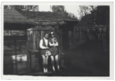 Dziewczynki na przydomowym podwórzu, ul. Próżna 2, Białystok, 1972 r.