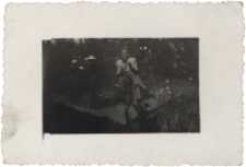 Mężczyzna na ławce w ogrodzie, ul. Słonimska 42, Białystok, lata 50-60. XX w.