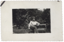 Mężczyzna na ławce w ogrodzie, ul. Słonimska 42, Białystok, lata 50-60. XX w.