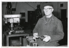 Marian Jerzy Łukjaniuk, ślusarz, wydział doświadczalny Fabryki Przyrządów i Uchwytów, ul. Łąkowa 3, Białystok, 1980 r.