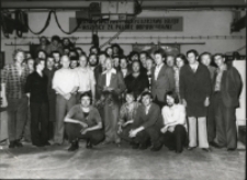 Wydział Doświadczalny – załoga żegnająca pracownika p. Mieczysława Szymkiewicza, Fabryka Przyrządów i Uchwytów, ul. Łąkowa 3, Białystok,1979 r.