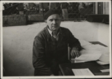 Marian Jerzy Łukjaniuk, pracownik działu głównego mechanika, podczas przeglądu technicznego obrabiarek, Fabryka Przyrządów i Uchwytów, ul. Łąkowa 3, Białystok, lata 60-70. XX w.