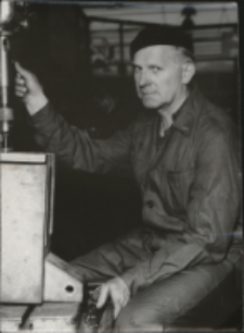 Marian Jerzy Łukjaniuk przy jednej z maszyn w Fabryce Przyrządów i Uchwytów, ul. Łąkowa 3, Białystok, lata 60-70. XX w.