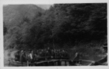 Wycieczka zakładowa dla pracowników Fabryki Przyrządów i Uchwytów w Białymstoku w góry, spływ rzeką, lata 60-70. XX w.