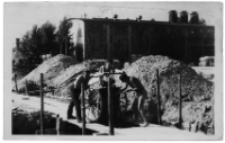 Zalewanie fundamentów pod halę 1 C Fabryki Przyrządów i Uchwytów, ul. Łąkowa 3, Białystok, 1963-64 r.