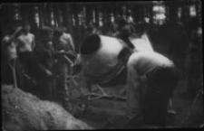 Pracownicy Fabryki Przyrządów i Uchwytów w czasie pracy społecznej przy budowie zakładowego ośrodka wypoczynkowego "Łabędź", Okoniówek k. Rajgrodu, lata 70, XX w.