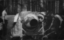 Pracownicy Fabryki Przyrządów i Uchwytów w czasie pracy społecznej przy budowie zakładowego ośrodka wypoczynkowego "Łabędź", Okoniówek k. Rajgrodu, lata 70, XX w.