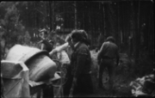 Pracownicy Fabryki Przyrządów i Uchwytów w czasie pracy społecznej przy budowie zakładowego ośrodka wypoczynkowego "Łabędź", Okoniówek k. Rajgrodu, lata 70, XX w.