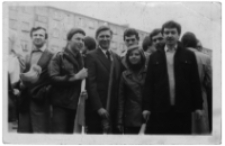 Pracownicy Fabryki Przyrządów i Uchwytów na pochodzie z okazji święta 1 maja, Białystok, lata 70. XX w.