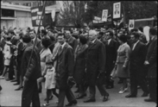 Pracownicy Fabryki Przyrządów i Uchwytów na pochodzie z okazji święta 1 maja, Białystok, lata 60. XX w.