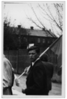 Pracownik Fabryki Przyrządów i Uchwytów na pochodzie z okazji święta 1 maja, Białystok, lata 60. XX w.