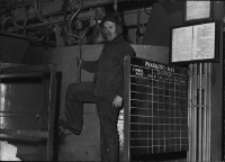 Teodor Sołowiej w trakcie pracy w odlewni w Fabryce Przyrządów i Uchwytów, ul. Łąkowa 3, Białystok, lata 70. XX w.