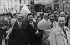 Pracownicy Fabryki Przyrządów i Uchwytów na pochodzie z okazji święta 1 Maja, Białystok, 1975 r.