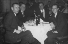 Pracownicy odlewni w Fabryce Przyrządów i Uchwytów, bal z okazji Dnia Metalowca, ul. Łąkowa 3, Białystok, 1978 r.