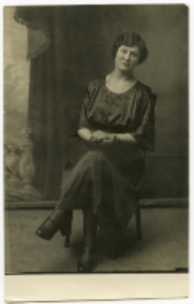 Portret kobiety, zdjęcie wykonano w atelier fotograficznym, ul. Sienkiewicza 20, Białystok, XX w. Fot. Zakład Fotograficzny W. Szapiro