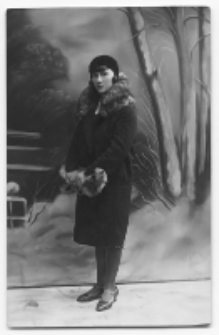 Portret kobiety, zdjęcie wykonano w atelier fotograficznym, ul. Lipowa 27, Białystok, 1919-1950 r. Fot. Zakład Fotograficzny Szymborskich