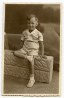 Portret chłopca, zdjęcie wykonano w atelier fotograficznym, ul. Lipowa 27, Białystok, 1919-1939 r. Fot. Zakład Fotograficzny Szymborskich