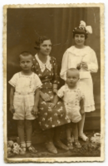 Portret kobiety dziećmi, zdjęcie wykonano w atelier fotograficznym, ul. Lipowa 27, Białystok, 1919-1939 r. Fot. Zakład Fotograficzny Szymborskich
