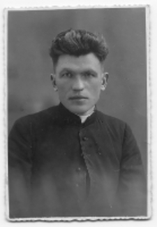 Portret mężczyzny, zdjęcie wykonano w atelier fotograficznym, ul. Lipowa 27, Białystok, 1919-1950 r. Fot. Zakład Fotograficzny Szymborskich
