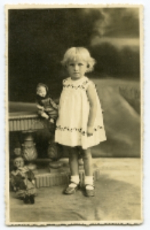 Portret dziewczynki, zdjęcie wykonano w atelier fotograficznym, ul. Lipowa 27, Białystok, 4 sierpień 1935 r. Fot. Zakład Fotograficzny Szymborskich