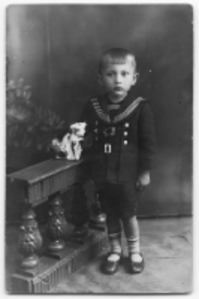 Portret chłopca, zdjęcie wykonano w atelier fotograficznym, ul. Lipowa 27, Białystok, 1919-1950 r. Fot. Zakład Fotograficzny Szymborskich