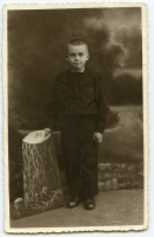 Portret chłopca, zdjęcie wykonano w atelier fotograficznym, ul. Lipowa 27, Białystok, 1919-1939 r. Fot. Zakład Fotograficzny Szymborskich