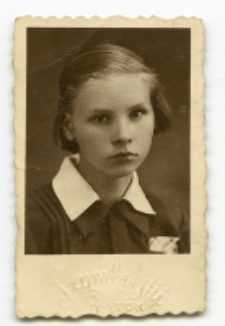Portret dziewczynki, zdjęcie wykonano w atelier fotograficznym, ul. Lipowa 27, Białystok, 1919-1950 r. Fot. Zakład Fotograficzny Szymborskich