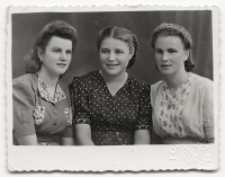 Portret trzech kobiet, zdjęcie wykonano w atelier fotograficznym, ul. Lipowa 27, Białystok, 1919-1950 r. Fot. Zakład Fotograficzny Szymborskich