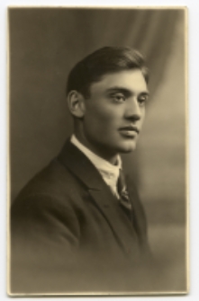 Portret mężczyzny, zdjęcie wykonano w atelier fotograficznym, ul. Sienkiewicza 24, Białystok, 1919-1939 r. Fot. Zakład Fotograficzny Ch. Talińskiego