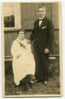Kobieta i mężczyzna przed domem, 1919-1939 r. Fot. Zakład Fotograficzny Ch. Talińskiego