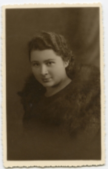Portret kobiety, zdjęcie wykonano w atelier fotograficznym, ul. Sienkiewicza 24, Białystok, 26 sierpień 1934 r. Fot. Zakład Fotograficzny Ch. Talińskiego