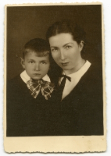 Portret kobiety z chłopcem, zdjęcie wykonano w atelier fotograficznym, ul. Sienkiewicza 24, Białystok, 1919-1939 r. Fot. Zakład Fotograficzny Ch. Talińskiego
