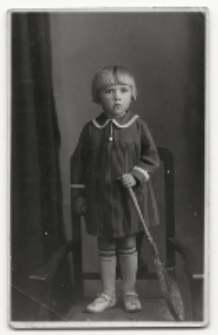 Portret dziecka, zdjęcie wykonano w atelier fotograficznym, ul. Sienkiewicza 24, Białystok, 1919-1939 r. Fot. Zakład Fotograficzny Ch. Talińskiego