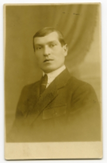 Portret mężczyzny, zdjęcie wykonano w atelier fotograficznym, ul. Sienkiewicza 24, Białystok, 1919-1939 r. Fot. Zakład Fotograficzny Ch. Talińskiego