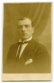 Portret mężczyzny, zdjęcie wykonano w atelier fotograficznym, ul. Sienkiewicza 24, Białystok, 1919-1939 r. Fot. Zakład Fotograficzny Ch. Talińskiego