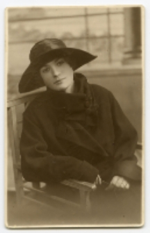 Portret kobiety, zdjęcie wykonano w atelier fotograficznym, ul. Sienkiewicza 24, Białystok, 1919-1939 r. Fot. Zakład Fotograficzny Ch. Talińskiego