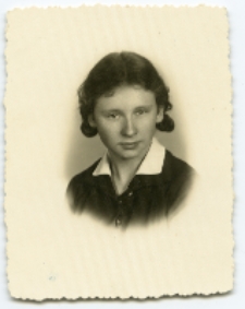 Portret kobiety, zdjęcie wykonano w atelier fotograficznym, ul. Sienkiewicza 24, Białystok, 1919-1939 r. Fot. Zakład Fotograficzny Ch. Talińskiego
