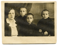 Portret kobiety i trzech chłopców, zdjęcie wykonano w atelier fotograficznym, ul. Sienkiewicza 24, Białystok, 10 listopad 1932 r. Fot. Zakład Fotograficzny Ch. Talińskiego