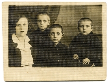 Portret kobiety i trzech chłopców, zdjęcie wykonano w atelier fotograficznym, ul. Sienkiewicza 24, Białystok, 10 listopad 1932 r. Fot. Zakład Fotograficzny Ch. Talińskiego
