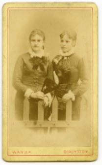 Portret dwóch kobiet, zdjęcie wykonano w atelier fotograficznym, Białystok, 1880-1889 r. Fot. Zakład Fotograficzny "Wanda"